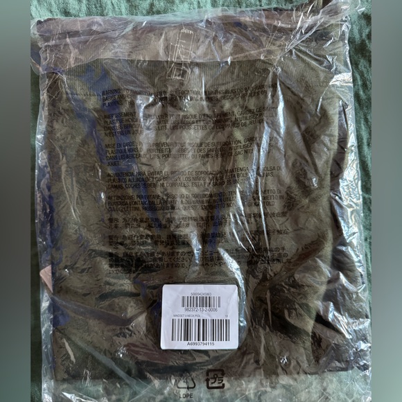 Athleta Sunrise V-neck sweatshirt Dark green
Size 1X New in package - Picture 6 of 7